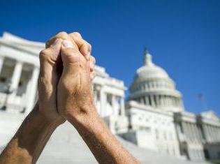 在州议会大厦前，两只手紧握在一起.
